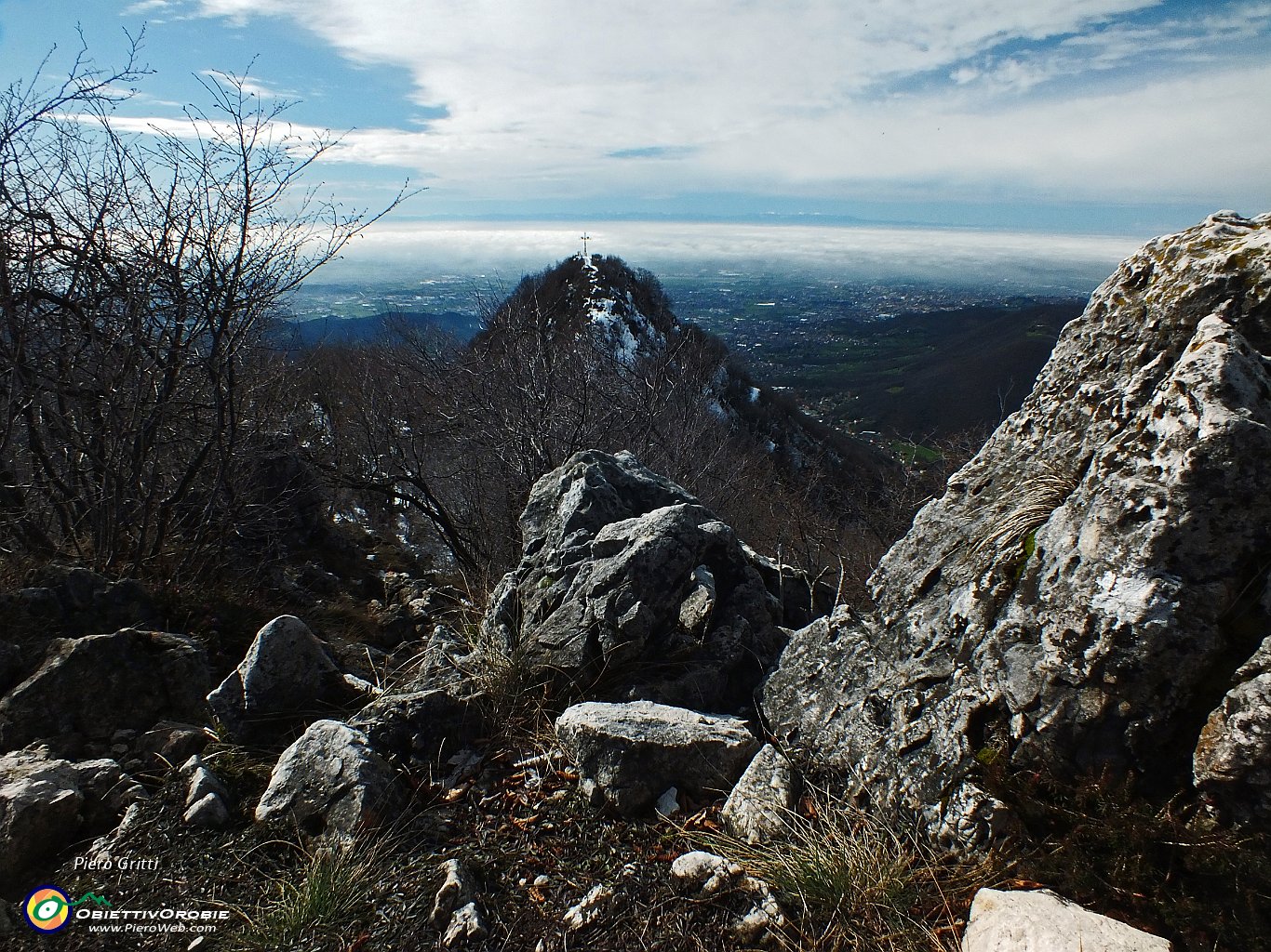 50 Sentiero tra rocce e massi.JPG